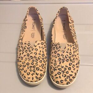 Toms size 7.5 leopard print flats